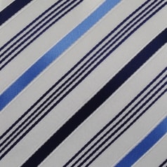 Bílá mikrovláknová kravata s proužky (modrá)